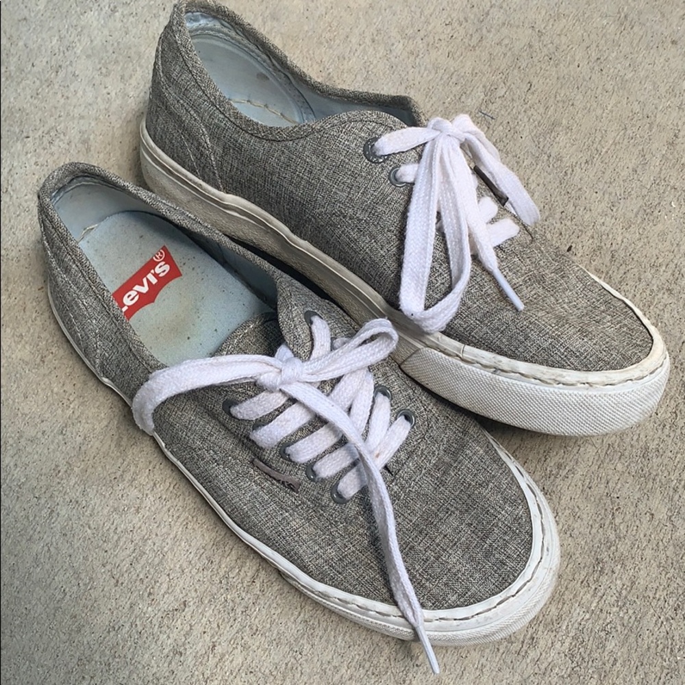 🔴Levi’s canvas sneakers size 6.5